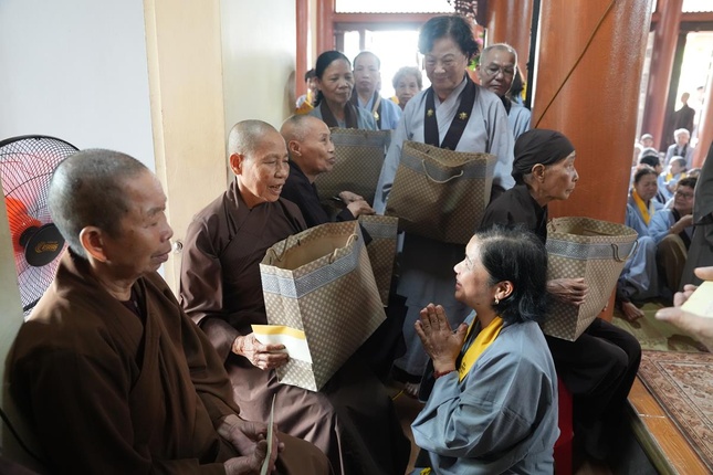 Dâng quà cúng dường Dâng quà cúng dường