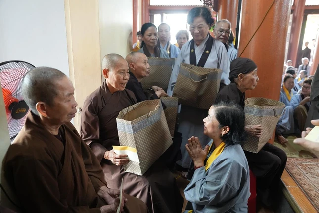 Dâng quà cúng dường