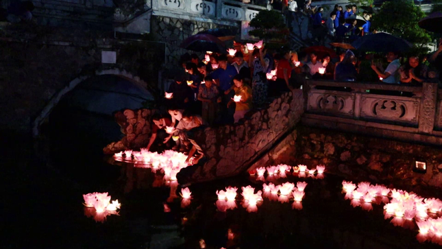 Thả hoa đăng cầu nguyện