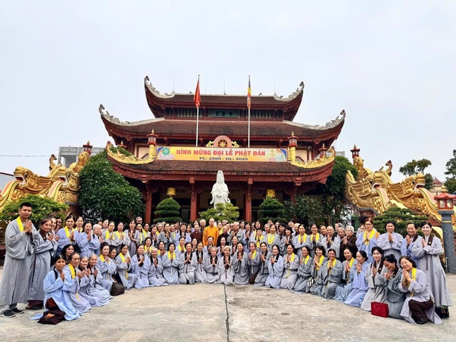 Lưu niệm sau khi cúng dường trường hạ tại chùa Thánh Long Lưu niệm sau khi cúng dường trường hạ tại chùa Thánh Long