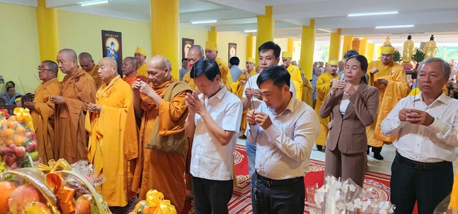 Dâng hương tưởng niệm cố Hòa thượng Thích Huệ Thành Dâng hương tưởng niệm cố Hòa thượng Thích Huệ Thành