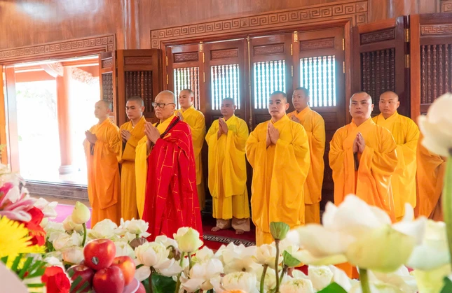 Hòa thượng Thích Tánh Nhiếp và chư tôn đức tưởng niệm, tri ân Chủ tịch Hồ Chí Minh và các anh hùng, liệt sĩ