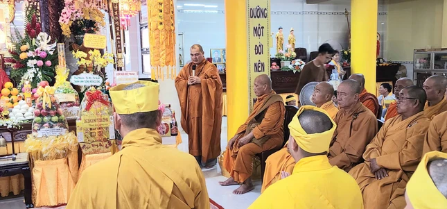 Đại đức Thích Nhuận Trí cung tuyên tiểu sử cố Hòa thượng Thích Huệ Thành Đại đức Thích Nhuận Trí cung tuyên tiểu sử cố Hòa thượng Thích Huệ Thành