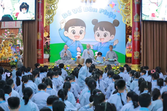 Ni sư Huệ Đức hướng dẫn các bạn “mầm nhỏ” tại khóa tu “Gieo hạt từ tâm”