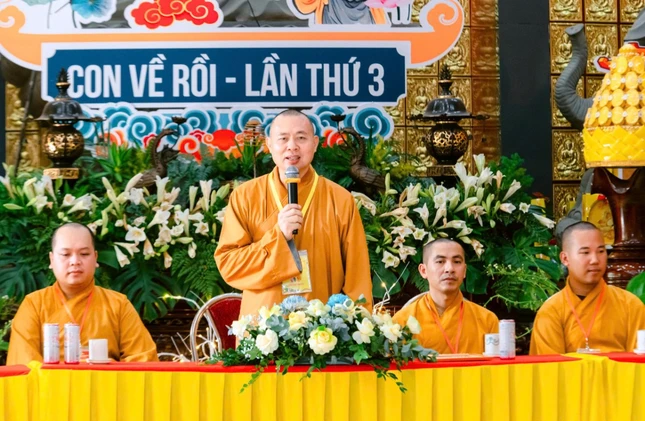 Thượng tọa Thích Tâm Đức sách tấn các khóa sinh tham gia khóa tu