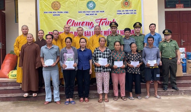 Tặng quà đến các hộ dân vùng lũ