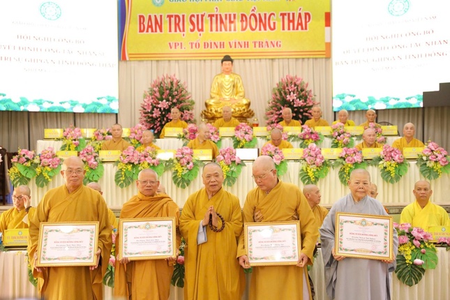 Trưởng lão Hòa thượng Thích Thiện Pháp tặng Bằng tuyên dương công đức đến chư tôn đức mãn nhiệm