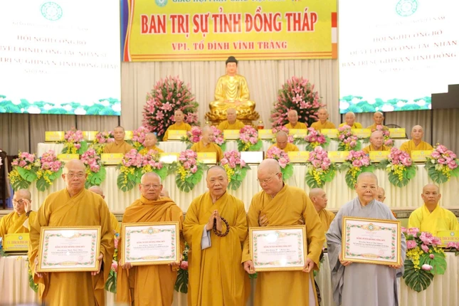 Trưởng lão Hòa thượng Thích Thiện Pháp tặng Bằng tuyên dương công đức đến chư tôn đức mãn nhiệm