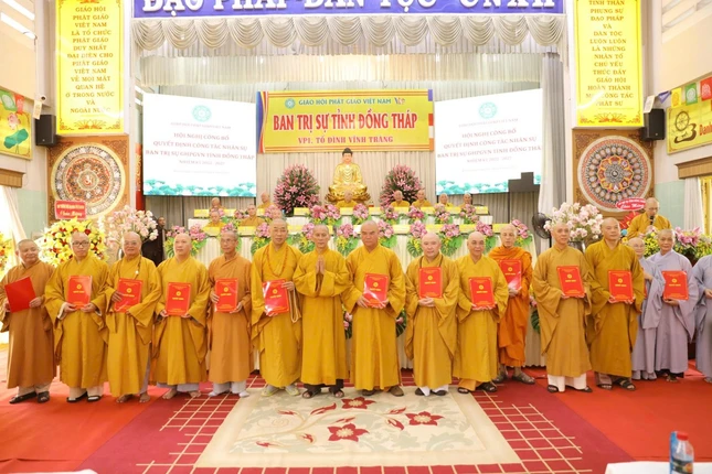 Hòa thượng Thích Thiện Thống trao quyết định bổ nhiệm đến các Trưởng ban chuyên môn và Phân ban Ni giới trực thuộc Ban Trị sự Phật giáo tỉnh