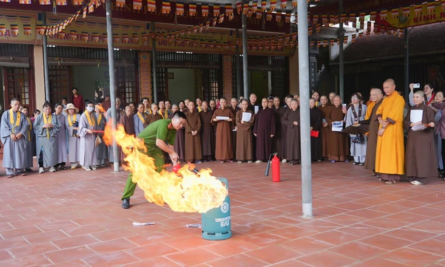 Đại úy Phùng Quang Định - Cán bộ phòng PC07 Công an TP.Hà Nội hướng dẫn thực hành kỹ năng ứng phó khẩn cấp trong việc chữa cháy