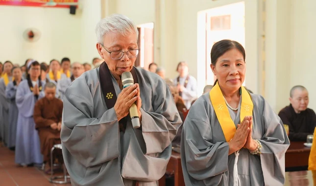 Đại diện Phật tử dâng lời tác bạch cúng dường