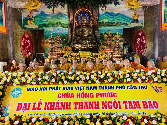 Chư tôn giáo phẩm chứng minh buổi lễ