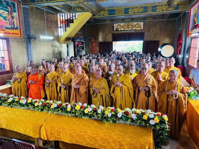 Chư tôn đức niêm hương bạch Phật