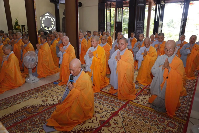 Ni trưởng Thích nữ Như Minh báo cáo chương trình tu học của chư hành giả an cư tại 4 trú xứ Ni trưởng Thích nữ Như Minh báo cáo chương trình tu học của chư hành giả an cư tại 4 trú xứ