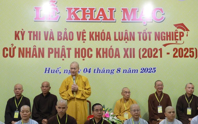 Hòa thượng Viện trưởng sách tấn Tăng Ni sinh tại lễ khai mạc kỳ thi