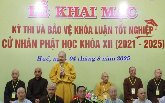 Hòa thượng Viện trưởng sách tấn Tăng Ni sinh tại lễ khai mạc kỳ thi