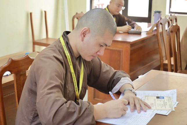 Thí sinh nghiêm túc làm bài thi