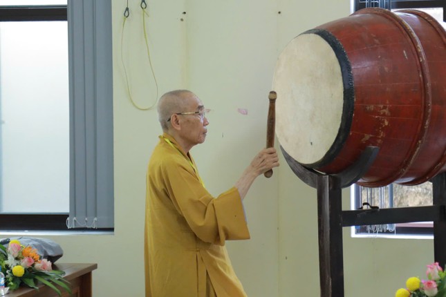 Trưởng lão Hòa thượng Thích Quang Nhuận khai trống thi