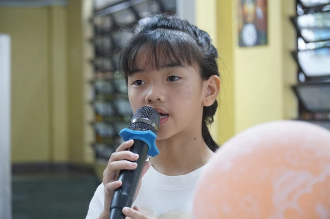 Đại diện học sinh nhận học bổng phát biểu tri ân đến Hòa thượng và thành viên câu lạc bộ dành tặng phần thưởng chuẩn bị cho ngày khai giảng năm học mới