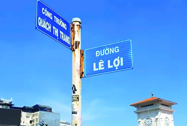 Bảng tên công trường Quách Thị Trang trước chợ Bến Thành Bảng tên công trường Quách Thị Trang trước chợ Bến Thành