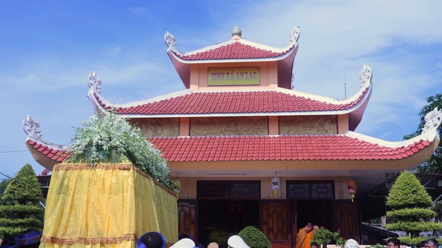 Kim quan Trưởng lão Hòa thượng Thích Giác Dũng hướng về chánh điện tịnh xá An Lạc vọng bái lần sau cuối