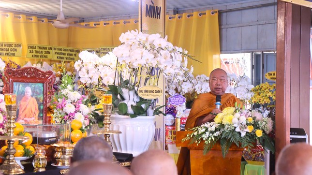 Hòa thượng Thích Giác Pháp đọc điếu văn của hệ phái Khất sĩ