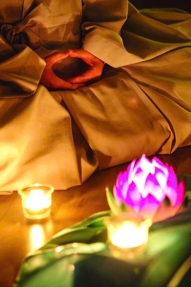 Thiền không còn là “đặc quyền” của người tu mà nay phương pháp này đã trở thành một kỹ năng sống được giới trẻ và dân văn phòng đón nhận như một công cụ chữa lành, quản lý cảm xúc và làm việc hiệu quả Thiền không còn là “đặc quyền” của người tu mà nay phương pháp này đã trở thành một kỹ năng sống được giới trẻ và dân văn phòng đón nhận như một công cụ chữa lành, quản lý cảm xúc và làm việc hiệu quả