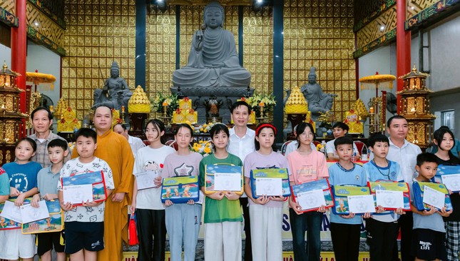 Những món quà tuy giá trị vật chất không lớn nhưng chứa đựng tình cảm yêu thương, niềm tin và kỳ vọng vào sự thành công của các em trong tương lai