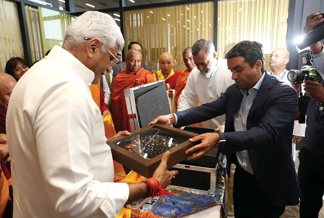 Kiểm tra và trao trả các bảo vật Piprāhwā dưới sự chứng kiến của Tăng Ni và Phật tử tại Bảo tàng Quốc gia Delhi - Ảnh: Bộ Văn hóa Ấn Độ