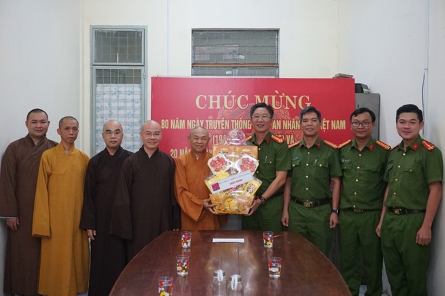 Tặng quà chúc mừng đến Công an P.Hải Châu