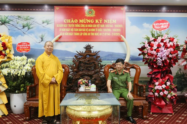 Hòa thượng Thích Thọ Lạc thay mặt Ban Trị sự chúc mừng toàn thể cán bộ, chiến sĩ công an tỉnh Nghệ An nhân ngày truyền thống 19-8 Hòa thượng Thích Thọ Lạc thay mặt Ban Trị sự chúc mừng toàn thể cán bộ, chiến sĩ công an tỉnh Nghệ An nhân ngày truyền thống 19-8