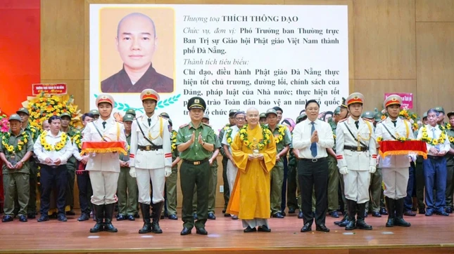 Thượng tọa Thích Thông Đạo là 1 trong 120 gương điển hình trong phong trào toàn dân bảo vệ an ninh Tổ quốc được tuyên dương vào ngày 12-8 Thượng tọa Thích Thông Đạo là 1 trong 120 gương điển hình trong phong trào toàn dân bảo vệ an ninh Tổ quốc được tuyên dương vào ngày 12-8