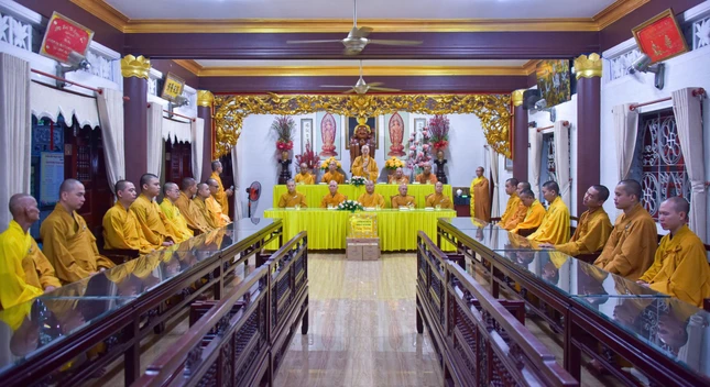 Đoàn 6 do Hòa thượng Thích Hiển Đức, Ủy viên Hội đồng Trị sự, Trưởng ban Pháp chế GHPGVN TP.HCM làm trưởng đoàn; cùng đi có Thượng tọa Thích Giác Trí, Ủy viên Thường trực Ban Trị sự; Đại đức Thích Hải Đạt, Ủy viên Ban Thường trực, Phó Văn phòng Ban Trị sự GHPGVN TP.HCM thăm trường hạ chùa Báo Ân (P.Tân Sơn Nhất)