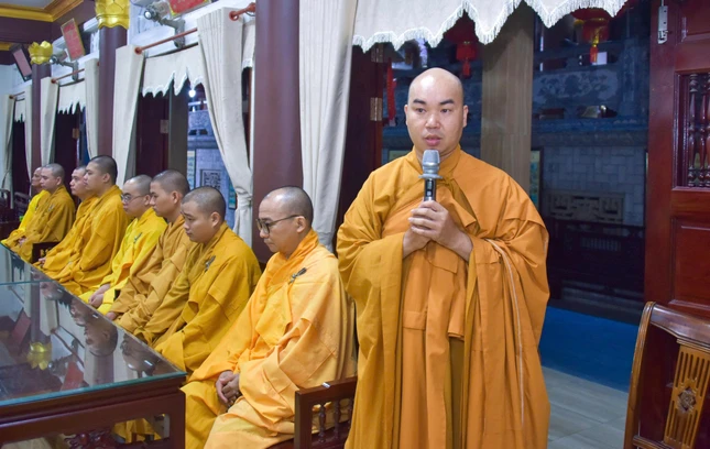 Đại đức Thích Quảng Hậu, trụ trì chùa Báo Ân đại diện Ban Thư ký trường hạ báo cáo nội dung tu học đến đoàn