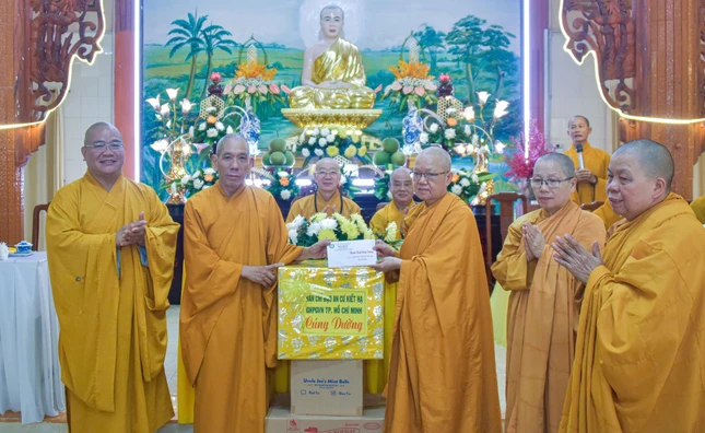 Thượng tọa Thích Giác Trí trao phẩm vật cúng dường của Ban Thường trực Ban Trị sự GHPGVN TP.HCM đến Ban Chức sự trường hạ tịnh xá Ngọc Phú