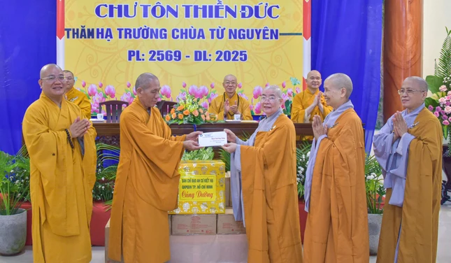 Ban Chức sự trường hạ chùa Từ Nguyên nhận phẩm vật cúng dường từ chư tôn đức trong đoàn