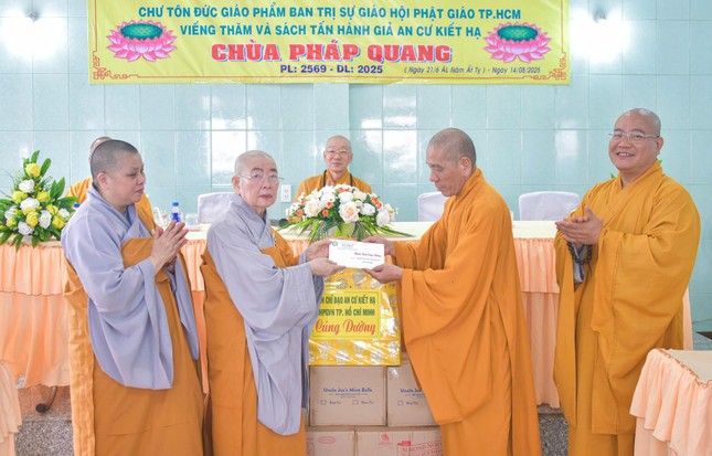 Ni trưởng Thích nữ Tắc Sen cùng Ni sư Thích nữ An Định nhận phẩm vật cúng dường của Ban Thường trực Ban Trị sự GHPGVN TP.HCM