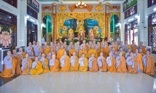 Các hành giả chụp hình lưu niệm cùng chư tôn đức