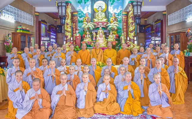 Các hành giả chụp hình lưu niệm cùng chư tôn đức
