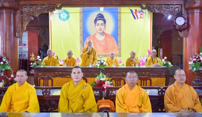 Cũng trong dịp này, đoàn Ban Thường trực Ban Trị sự GHPGVN TP.HCM cũng đến thăm, sách tấn các hành giả tại trường hạ chùa Đức Phú (X.Hiệp Phước)