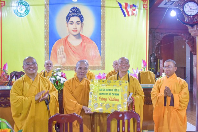 Trao phẩm vật cúng dường đến các hành giả