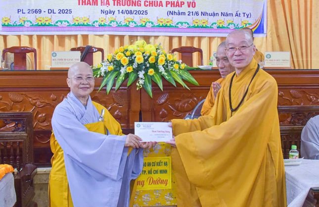 Hòa thượng Thích Hiển Đức trao phẩm vật cúng dường đến Ban Chức sự trường hạ chùa Pháp Võ