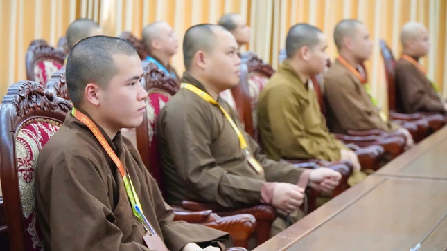 Tăng sinh tham dự kỳ thi