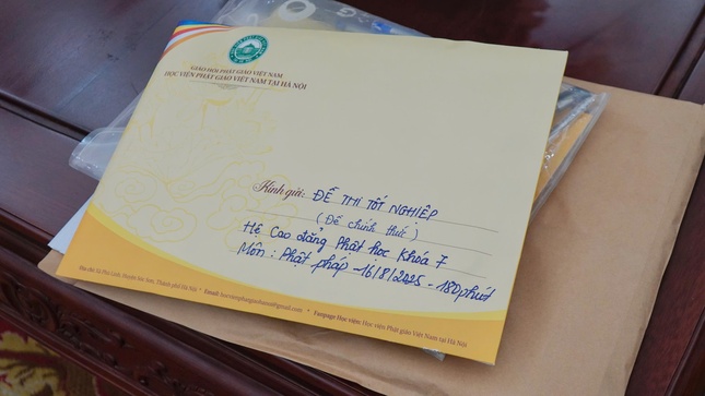 Thí sinh thi môn Phật pháp căn bản (180 phút), sáng 16-8