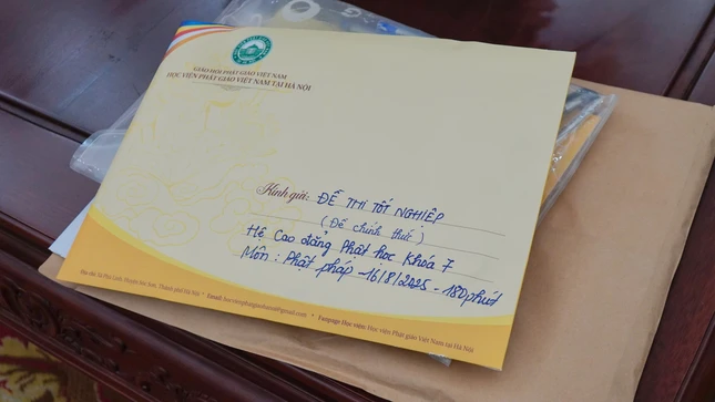 Thí sinh thi môn Phật pháp căn bản (180 phút), sáng 16-8