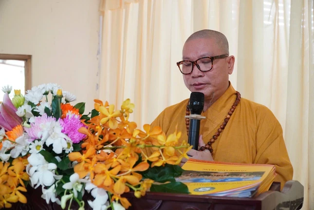Thượng tọa Thích Nhuận Đức phát biểu khai mạc phiên họp