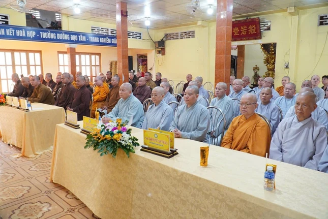 Chư Tăng Ni tham dự phiên họp