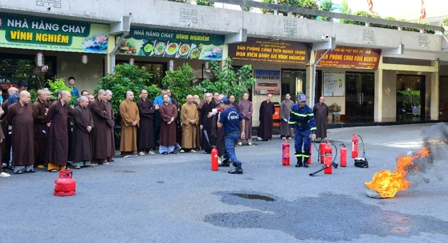 Hướng dẫn trực tiếp thao tác sử dụng bình chữa cháy, kỹ năng dập tắt đám cháy tại chỗ Hướng dẫn trực tiếp thao tác sử dụng bình chữa cháy, kỹ năng dập tắt đám cháy tại chỗ
