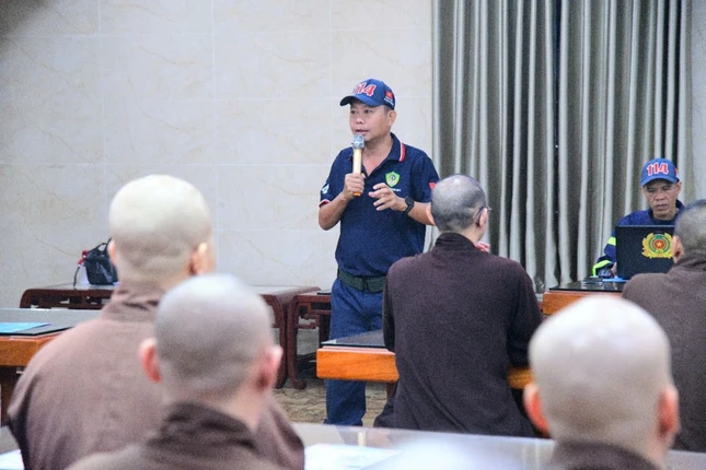 Thiếu tá Phạm Việt Hùng chia sẻ các kiến thức và kỹ năng cần thiết để đối phó với các tình huống cháy nổ Thiếu tá Phạm Việt Hùng chia sẻ các kiến thức và kỹ năng cần thiết để đối phó với các tình huống cháy nổ