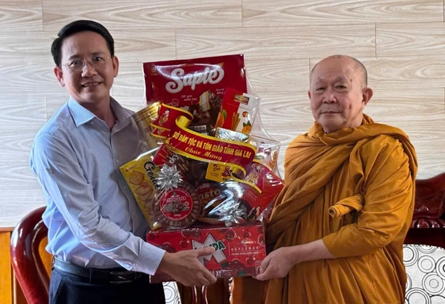 Ông Phan Đỗ Minh Thanh Anh thay mặt đoàn tặng quà chúc mừng